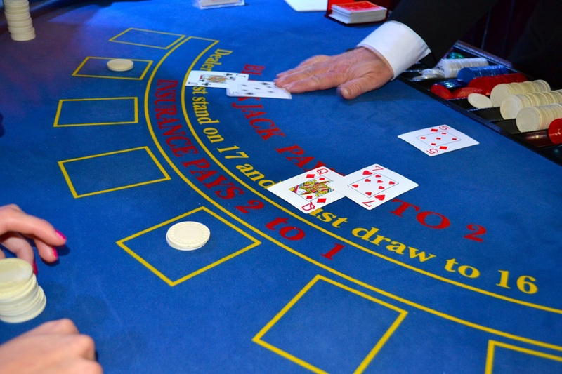content_table-game-play-money-gamble-cards-609162-pxhere.com(1).jpg